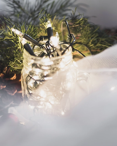 Guirlande lumineuse dans un bocal pour une ambiance de mariage féérique