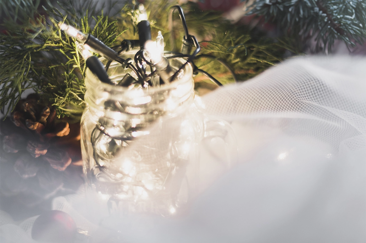 Guirlande lumineuse dans un bocal pour une ambiance de mariage féérique