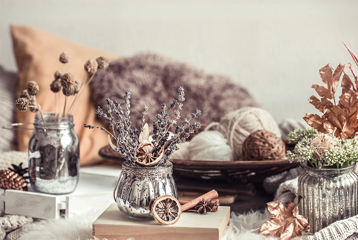 Décoration de mariage d'hiver avec des éléments naturels comme des fleurs séchées, de la lavande et des oranges séchées.